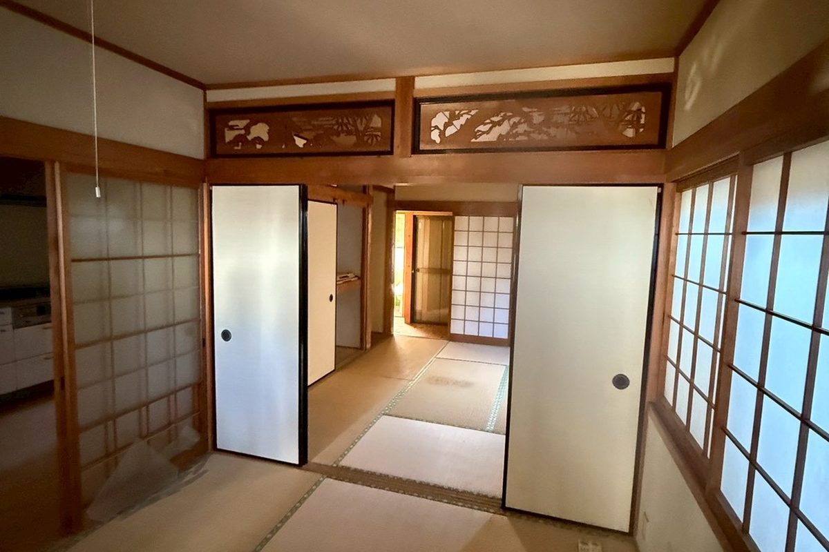 築46年 城陽市の改修前。襖で分かれた畳の部屋と欄間
